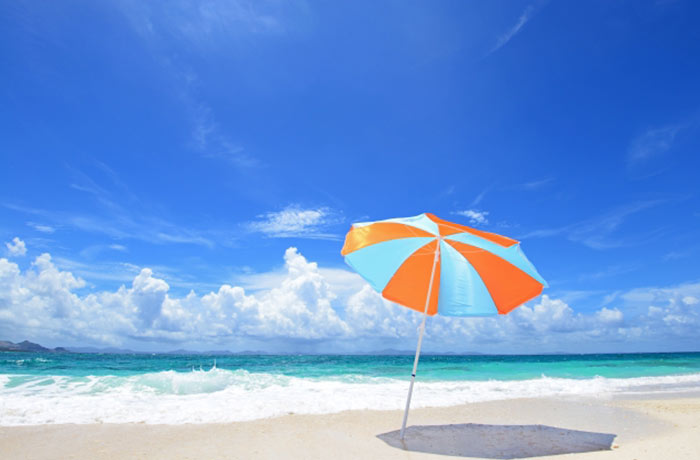  夏の暑さと熱中症・脱水対策を呼びかける海辺の風景 